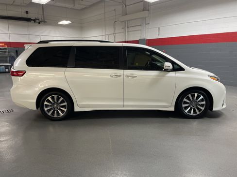 Used 2020 Toyota Sienna Limited Premium image 11