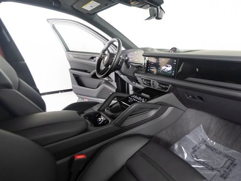 Certified 2025 Porsche Cayenne GTS AWD/4WD image 27