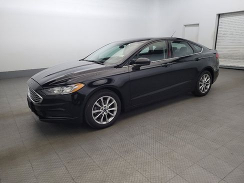 Used 2017 Ford Fusion SE image 2