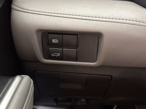 Used 2020 Toyota Highlander XLE AWD/4WD image 32
