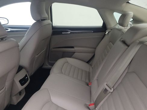 Used 2017 Ford Fusion SE w/ Fusion SE Technology Package image 18