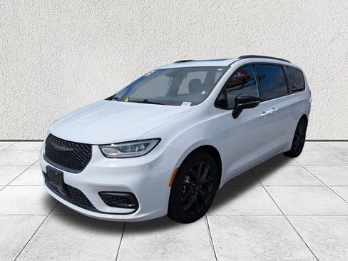 Used 2025 Chrysler Pacifica Limited FWD image 7