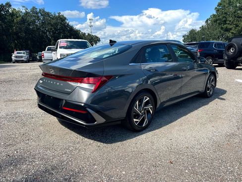 Used 2024 Hyundai Elantra Limited image 3