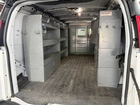 Used 2017 Chevrolet Express 2500 Extended RWD image 4