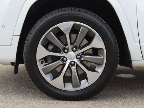 Used 2019 Jeep Cherokee Overland w/ Technology Group AWD/4WD image 28