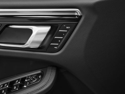 Certified 2025 Porsche Macan AWD/4WD image 26