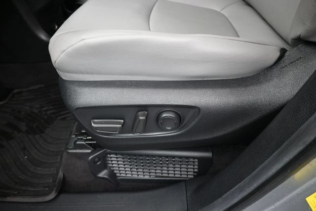 Used 2025 Toyota Sienna XLE FWD image 19