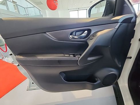 Used 2016 Nissan Rogue SV w/ SV Premium Package image 15