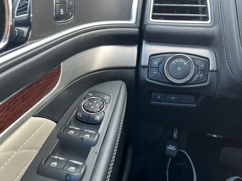 Used 2017 Ford Explorer Platinum image 31