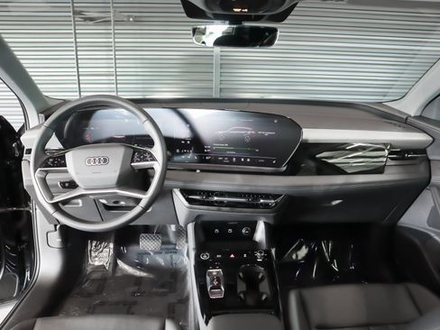 Used 2025 Audi Q6 e-tron Premium image 5