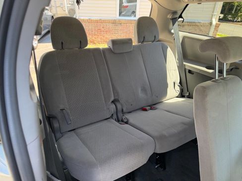 Used 2015 Toyota Sienna LE FWD image 23