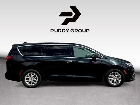 Used 2023 Chrysler Pacifica Touring-L FWD image 9
