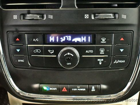 Used 2016 Chrysler Town & Country Touring FWD image 38