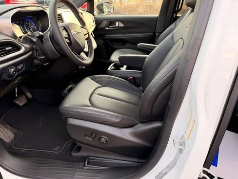New 2026 Chrysler Pacifica Select AWD/4WD image 7
