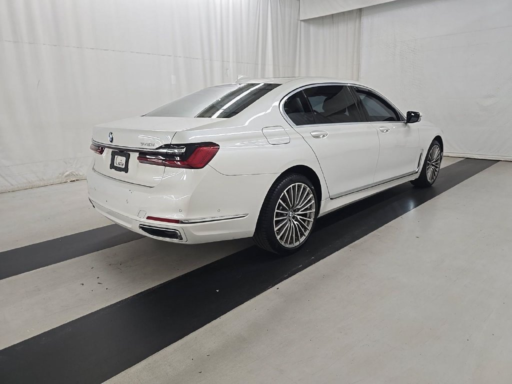 Used 2022 BMW 740i w/ Premium Package RWD image 3