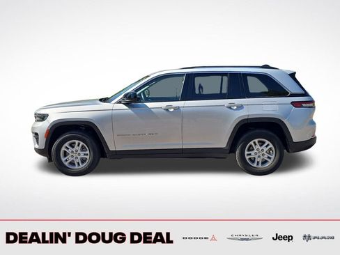 Used 2023 Jeep Grand Cherokee Laredo image 2