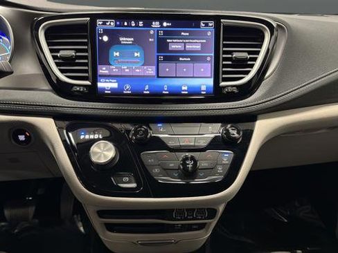 Used 2022 Chrysler Pacifica Touring-L image 12