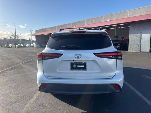 Certified 2022 Toyota Highlander LE image 3