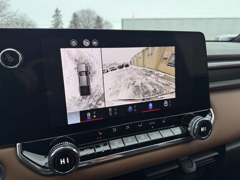 Used 2024 GMC Canyon AT4 w/ Technology Package image 12