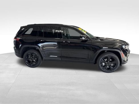 Used 2023 Jeep Grand Cherokee Limited w/ Black Appearance Package AWD/4WD image 7
