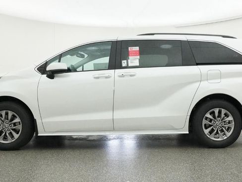 New 2026 Toyota Sienna XLE image 19
