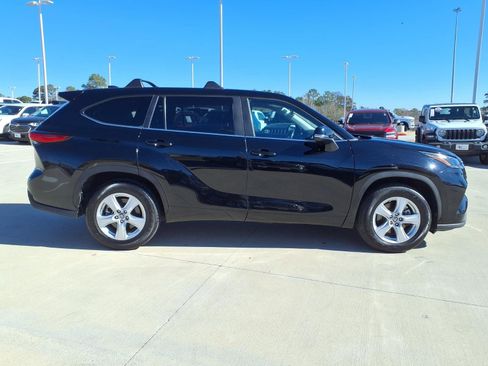 Used 2023 Toyota Highlander LE FWD image 5