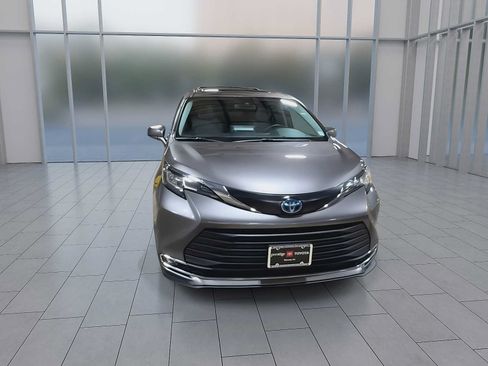 Used 2022 Toyota Sienna XLE AWD/4WD image 3