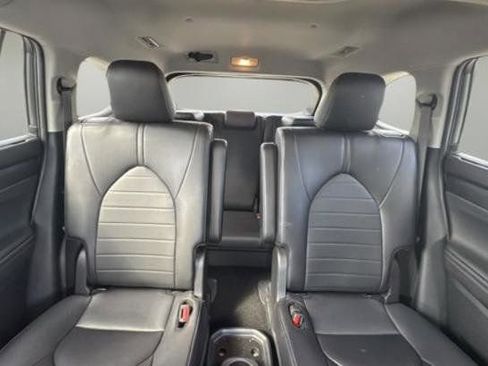 Used 2024 Toyota Highlander XLE image 5