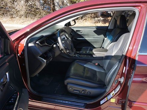 Used 2018 Toyota Avalon Limited image 2