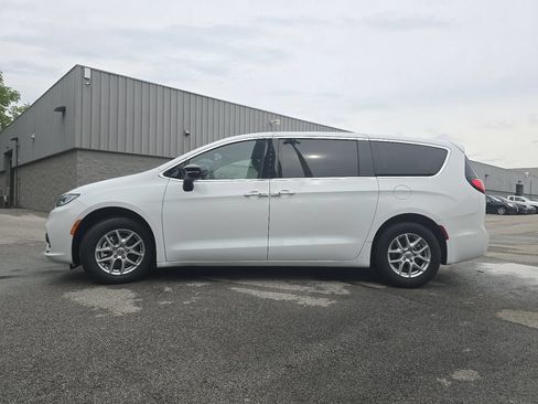 Used 2025 Chrysler Pacifica Select FWD image 12