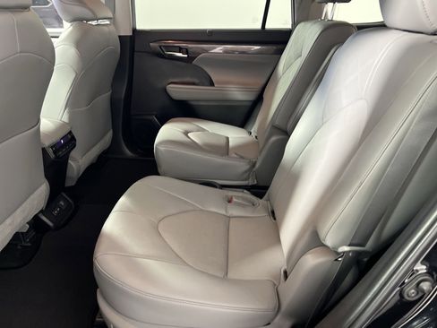 Used 2023 Toyota Highlander Platinum image 25