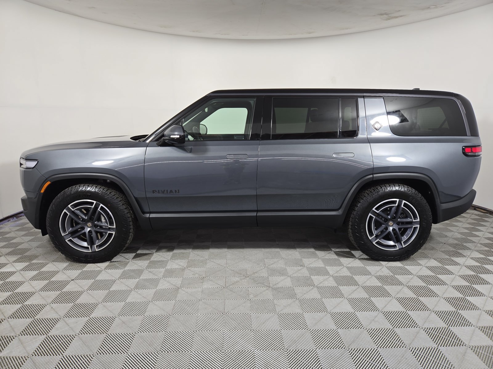 Used 2025 Rivian R1S Adventure Dual AWD/4WD image 2