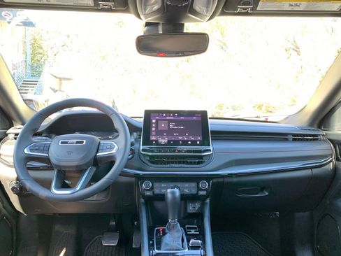 Used 2025 Jeep Compass Trailhawk image 32