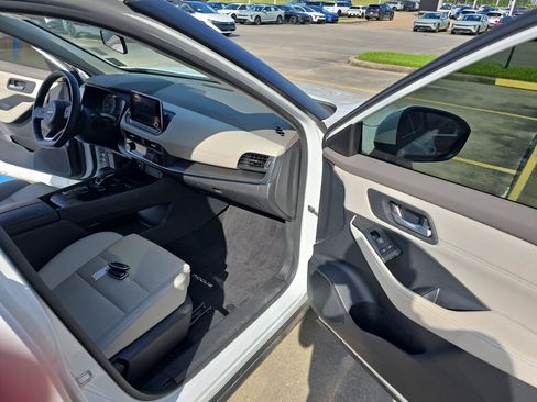 Used 2024 Nissan Rogue SV w/ SV Premium Package FWD image 21