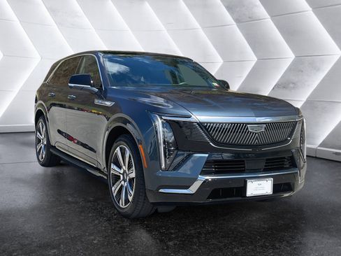 Certified 2025 Cadillac Escalade IQ Luxury 2 w/ LPO, Premium Carpet Package AWD/4WD image 8