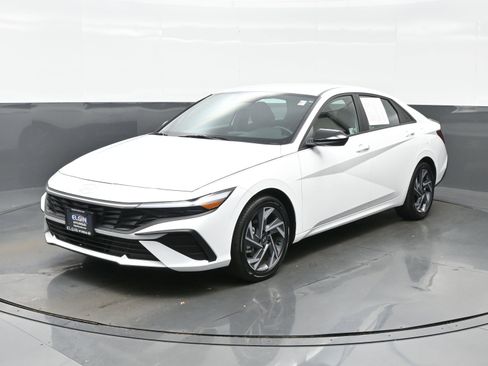 Certified 2025 Hyundai Elantra SEL image 2