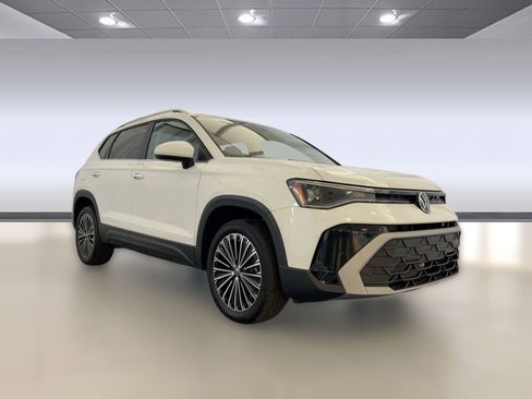 New 2026 Volkswagen Taos SE image 7