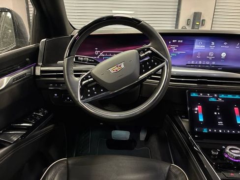 Certified 2025 Cadillac Escalade ESV Sport AWD/4WD image 9