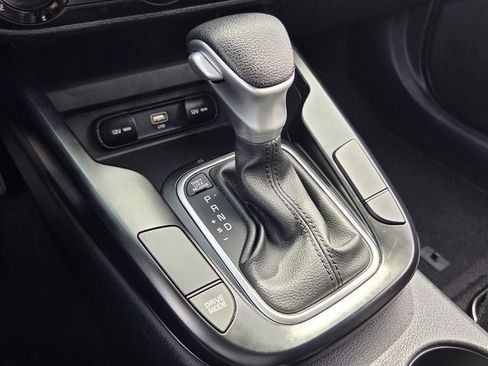 Used 2025 Kia Soul LX w/ LX Technology Package FWD image 17