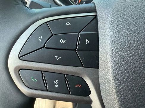 Used 2019 Jeep Cherokee Limited image 18