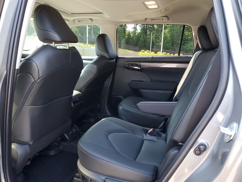 Used 2026 Toyota Highlander Limited AWD/4WD image 12