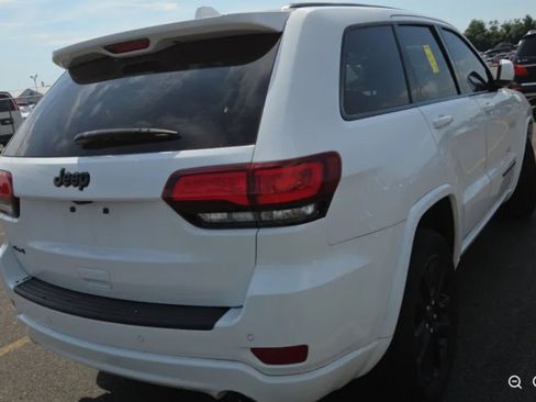 Used 2020 Jeep Grand Cherokee Altitude AWD/4WD image 3