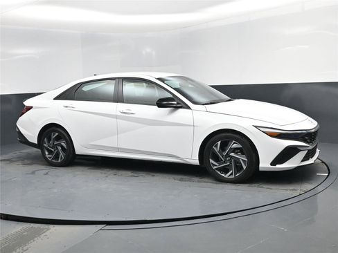 Certified 2025 Hyundai Elantra Sport image 2