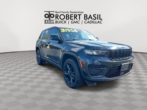 Used 2023 Jeep Grand Cherokee Altitude AWD/4WD image 2