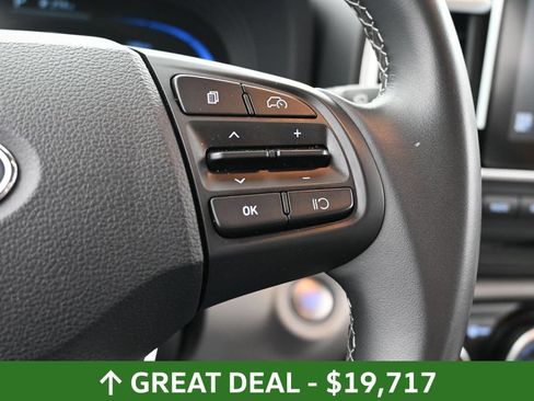 Used 2025 Hyundai Venue SEL FWD image 32