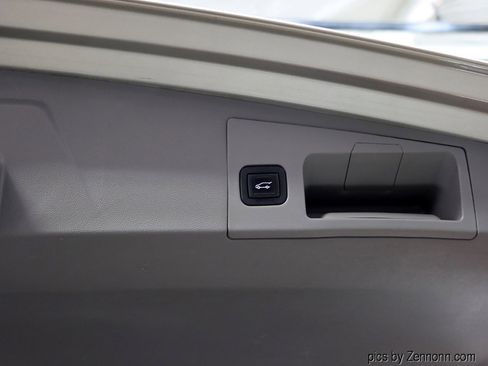 Used 2017 Cadillac XT5 Luxury image 29