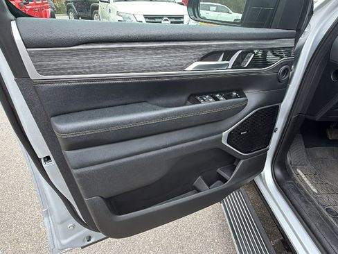 Certified 2024 Jeep Wagoneer Series III w/ Premium Group I AWD/4WD image 15