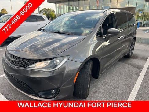 Used 2018 Chrysler Pacifica Touring Plus w/ S Appearance Package FWD image 1