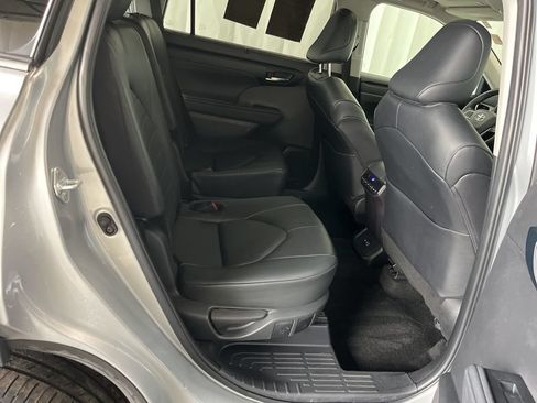 Used 2024 Toyota Highlander XLE AWD/4WD image 25