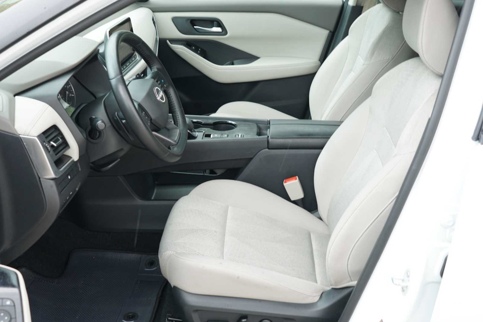 Used 2025 Nissan Rogue SV FWD image 8